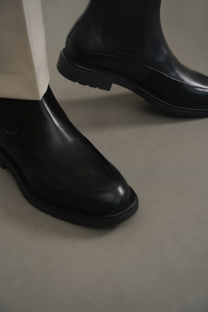 BLACK LEATHER CHELSEA BOOTS