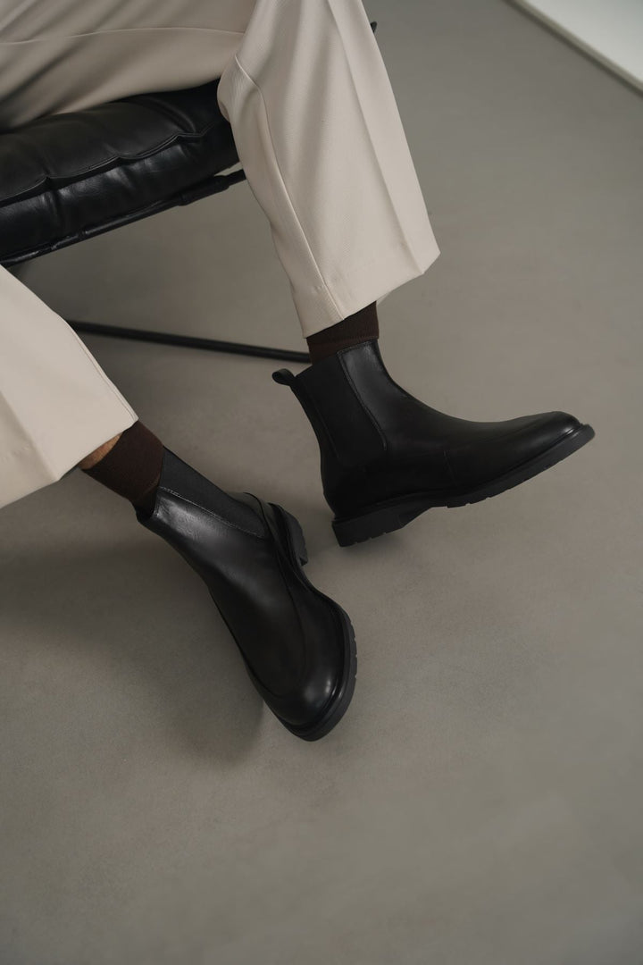 BLACK LEATHER CHELSEA BOOTS
