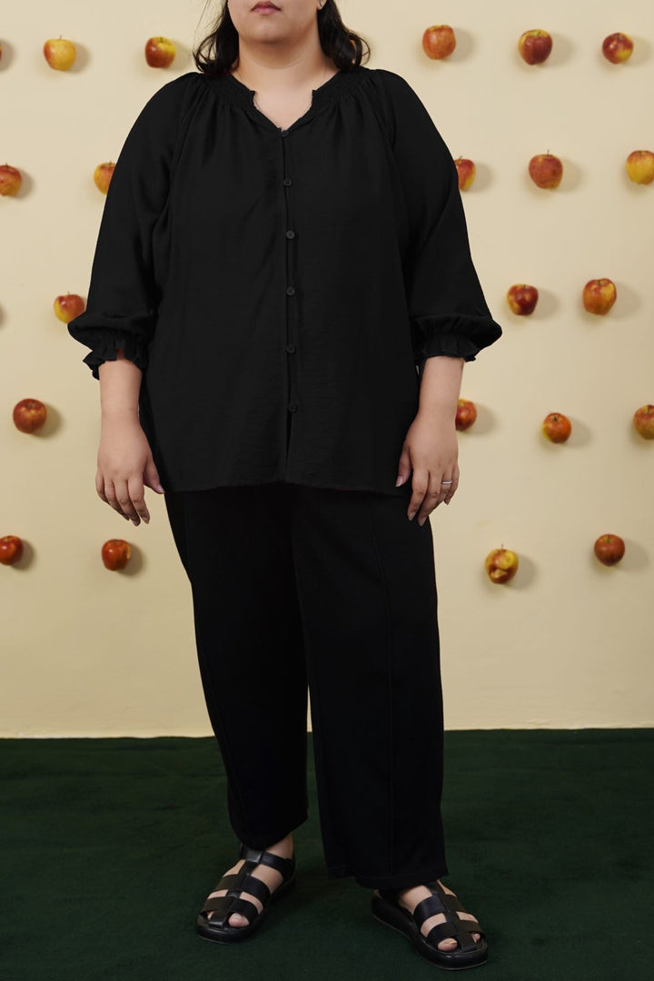 BLACK CURVE SMOCKED BLOUSE