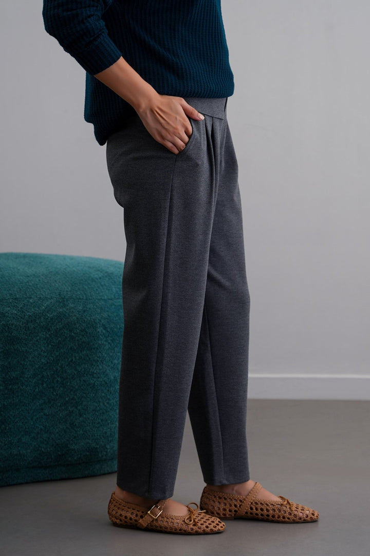GREY STRETCHY PLEATED TROUSERS
