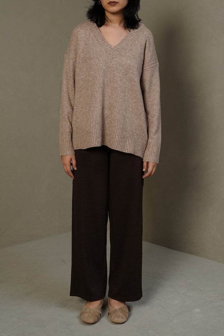 BEIGE CLASSIC V-NECK JUMPER