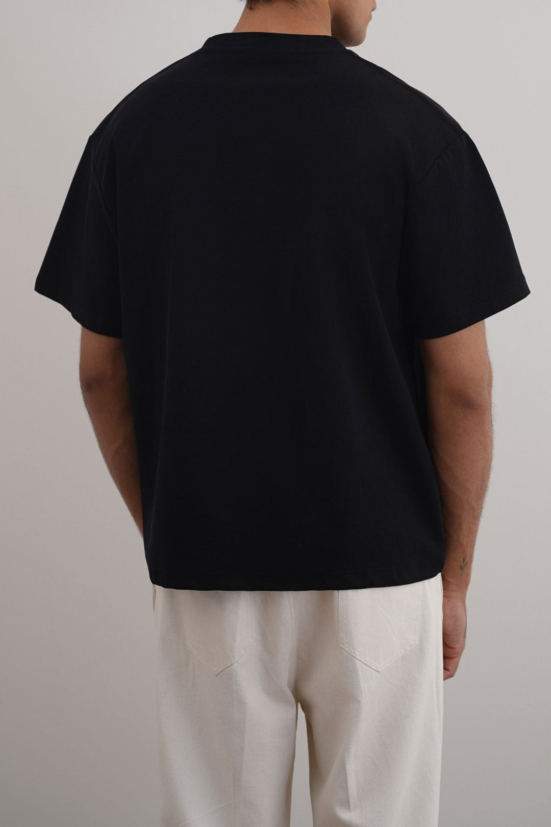BLACK TEXTURED KNITTED CREW