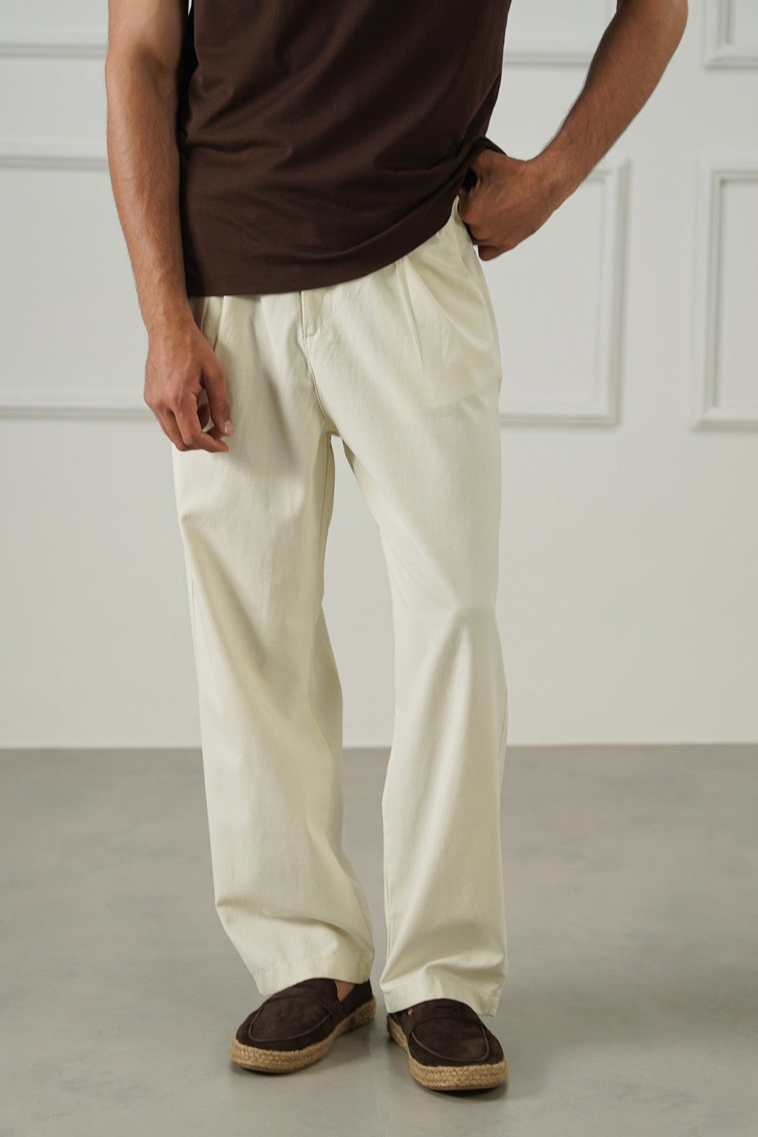WHITE EASY PLEATED PANTS