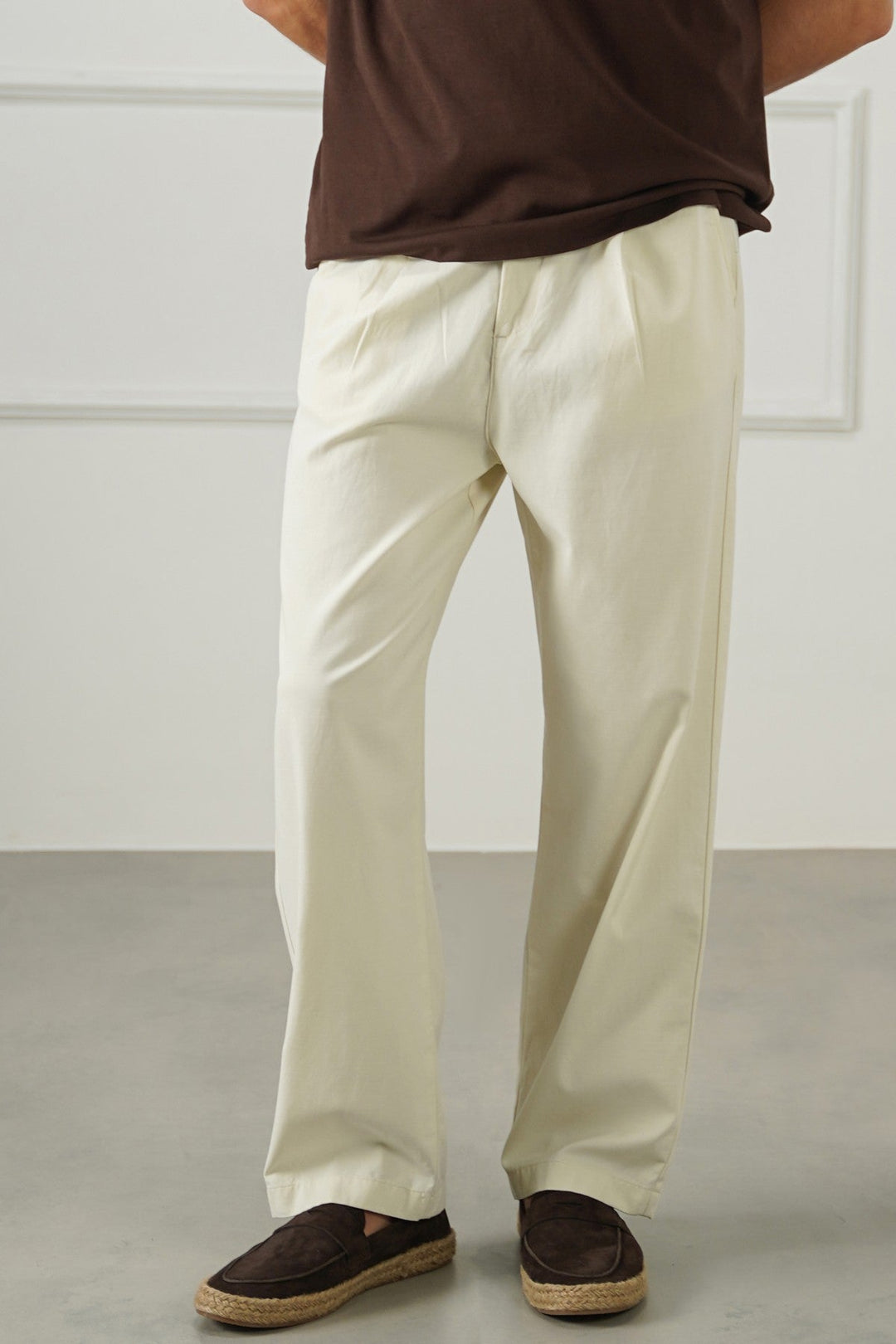 WHITE EASY PLEATED PANTS