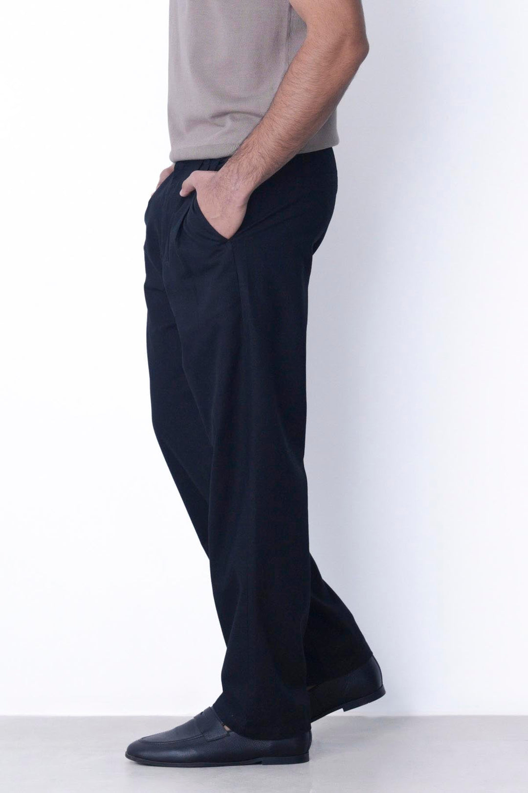 BLACK RELAXED FIT PLEATED PANTS