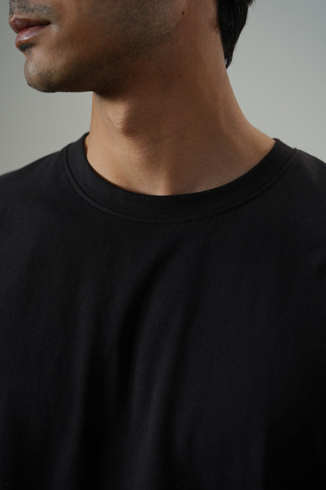 BLACK ESSENTIAL CREW NECK TEE