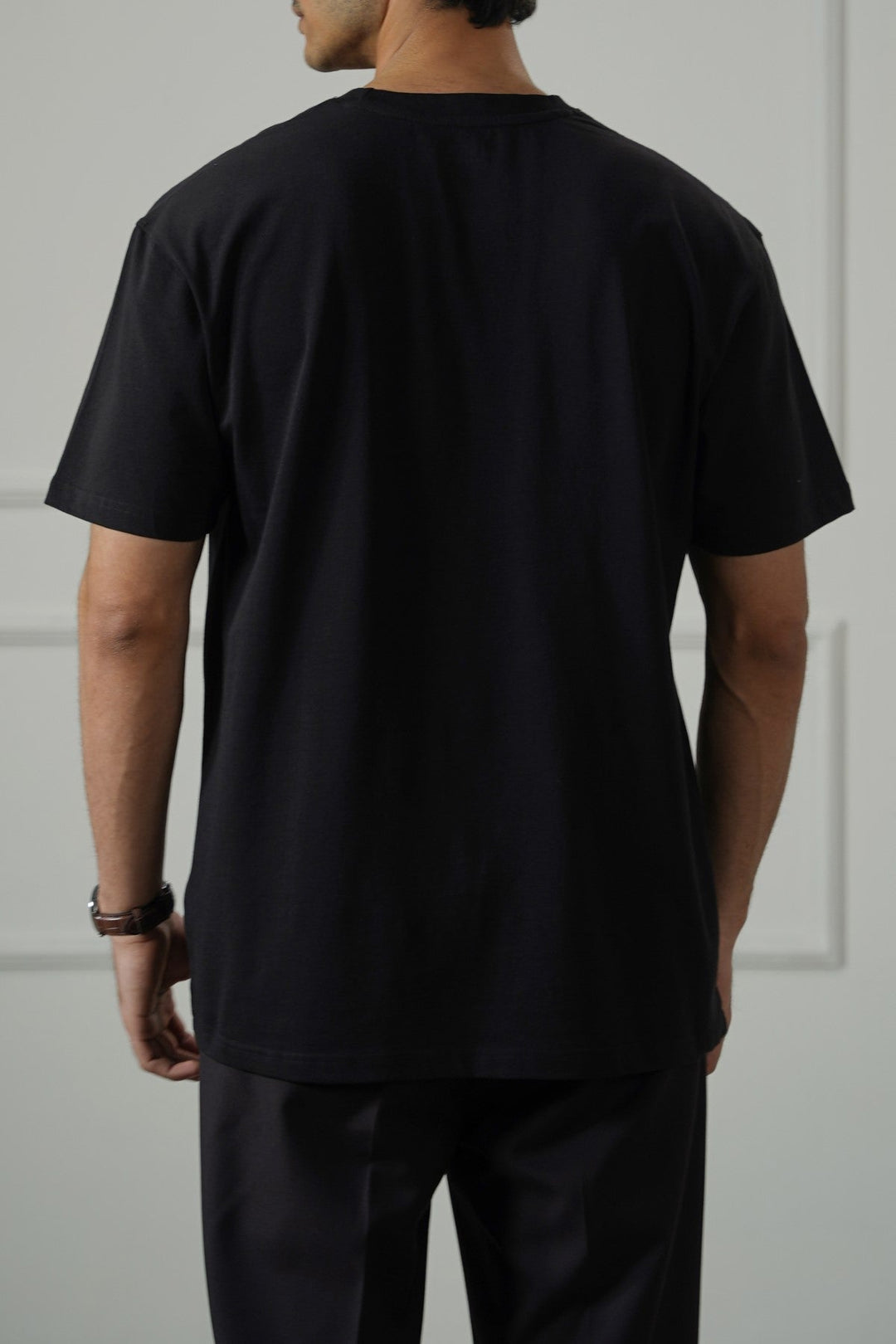 BLACK ESSENTIAL CREW NECK TEE