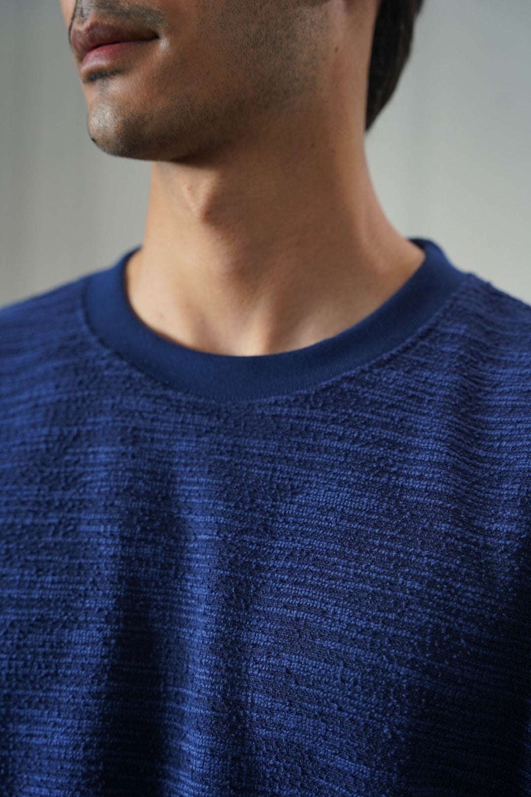 NAVY BUCKLE TEE