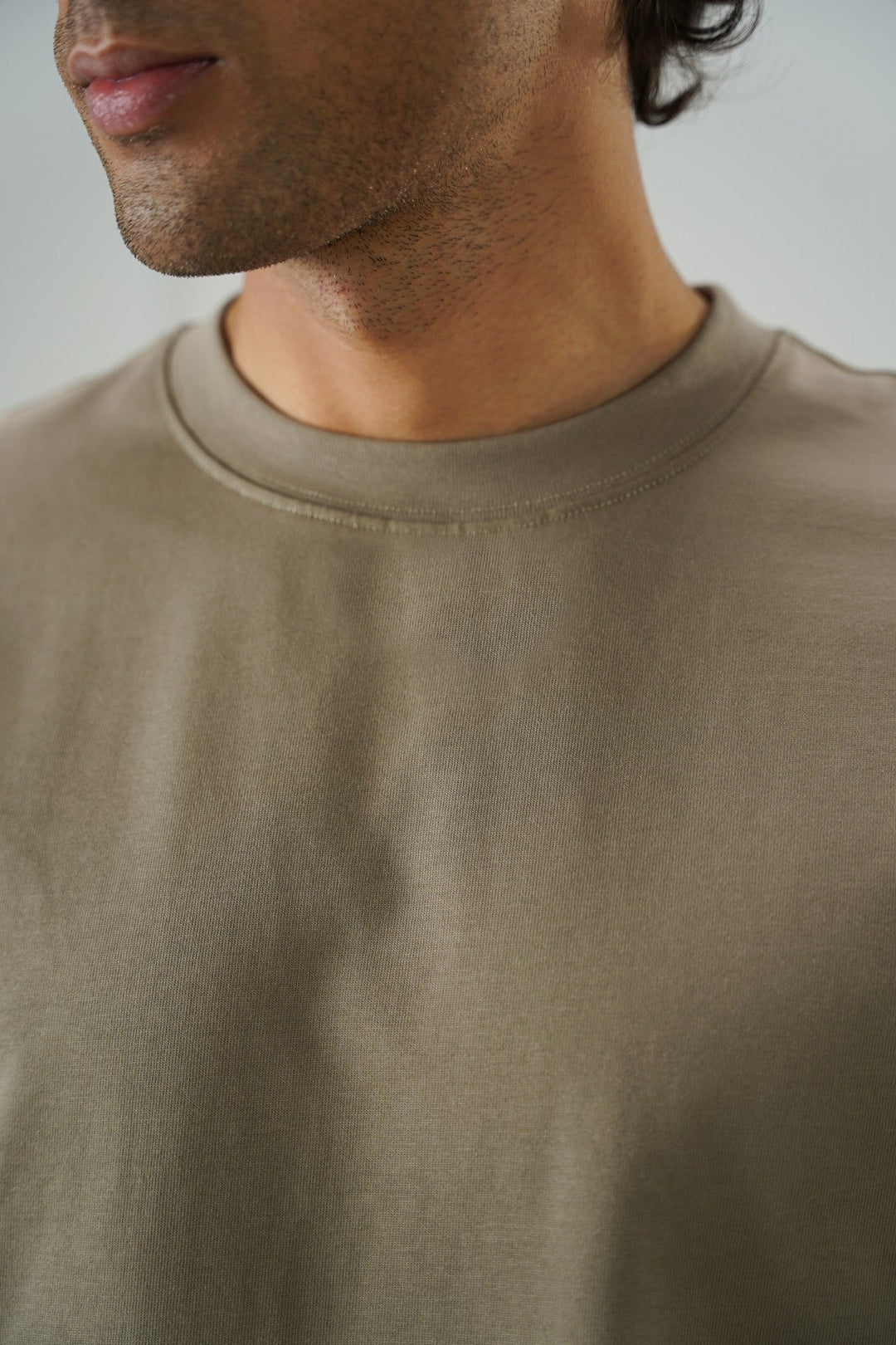 SAND SEAMLESS DOUBLE-LAYERED TEE