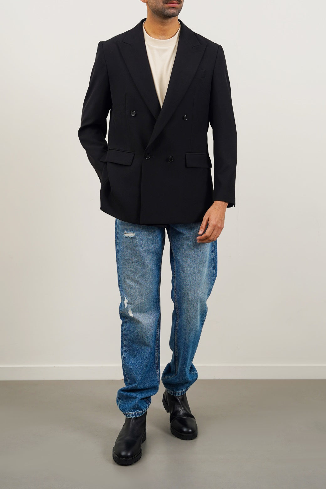 BLACK DOUBLE-BREASTED BLAZER
