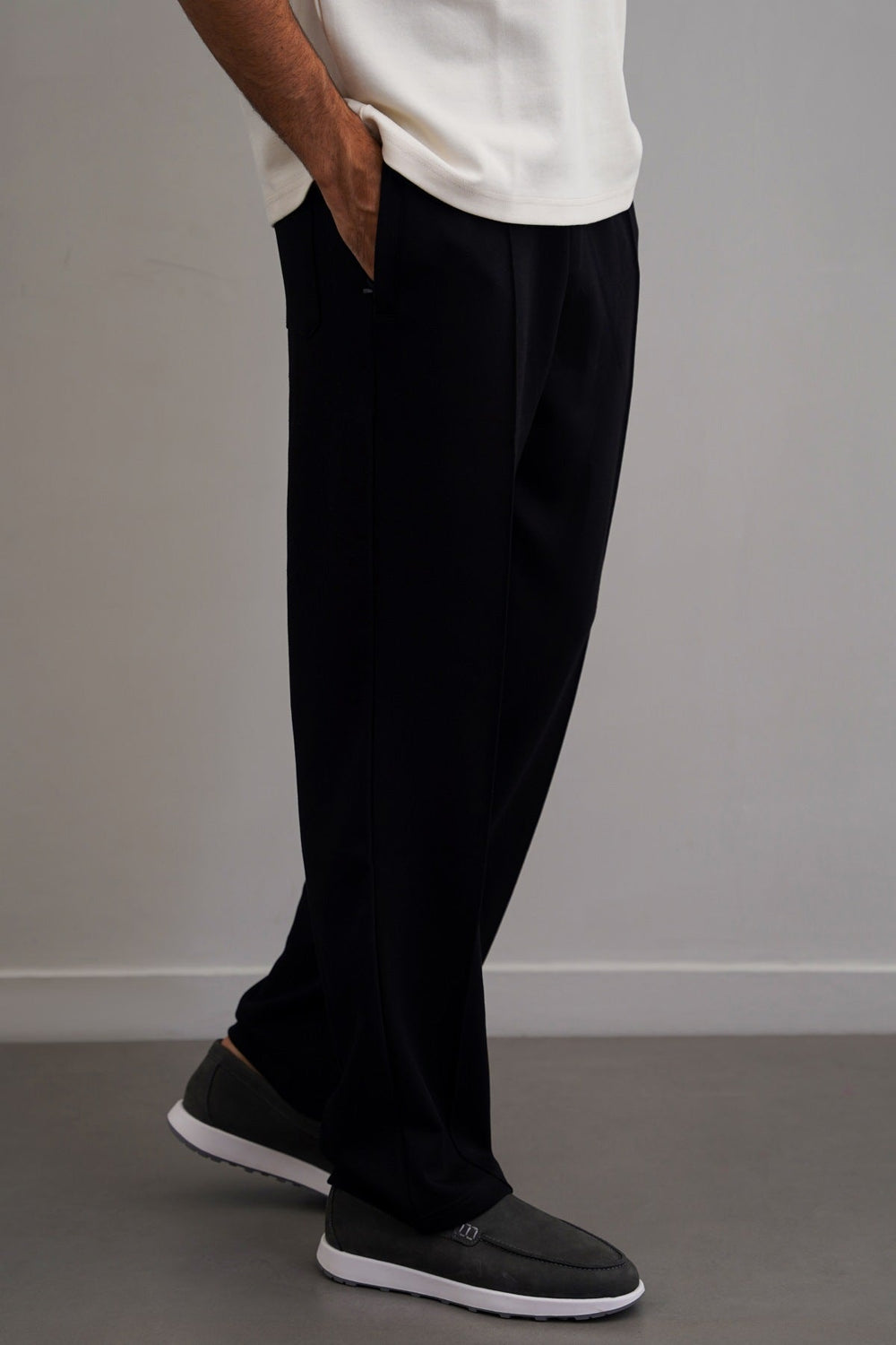 BLACK STRAIGHT KNITTED PANTS