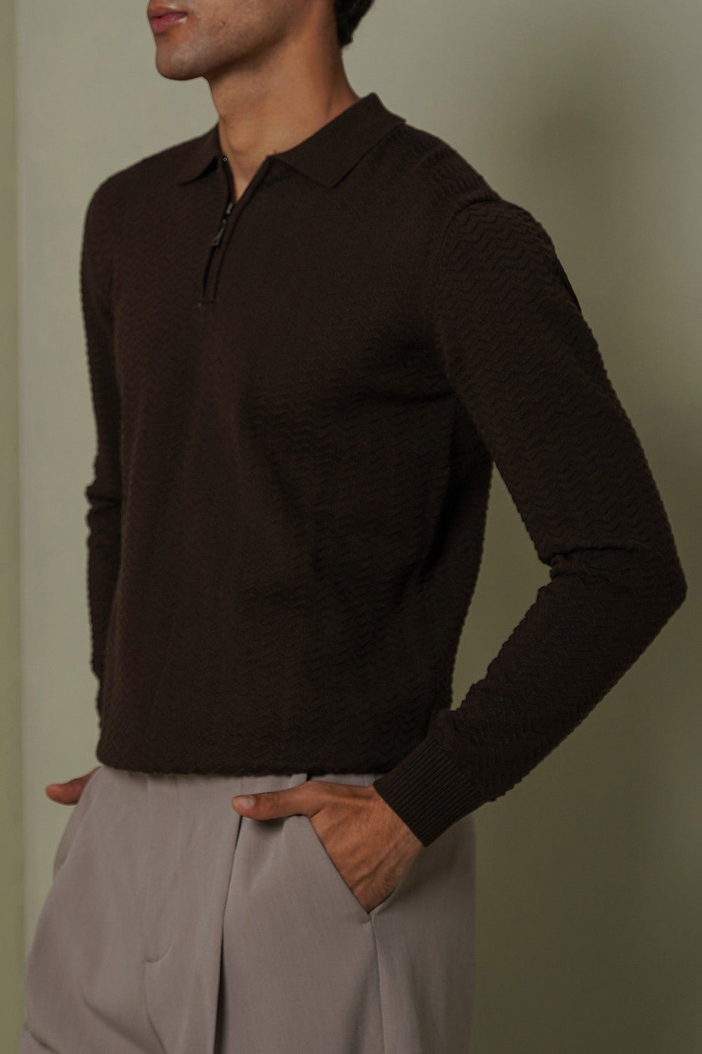 DARK BROWN RIPPLE-KNIT POLO SWEATER