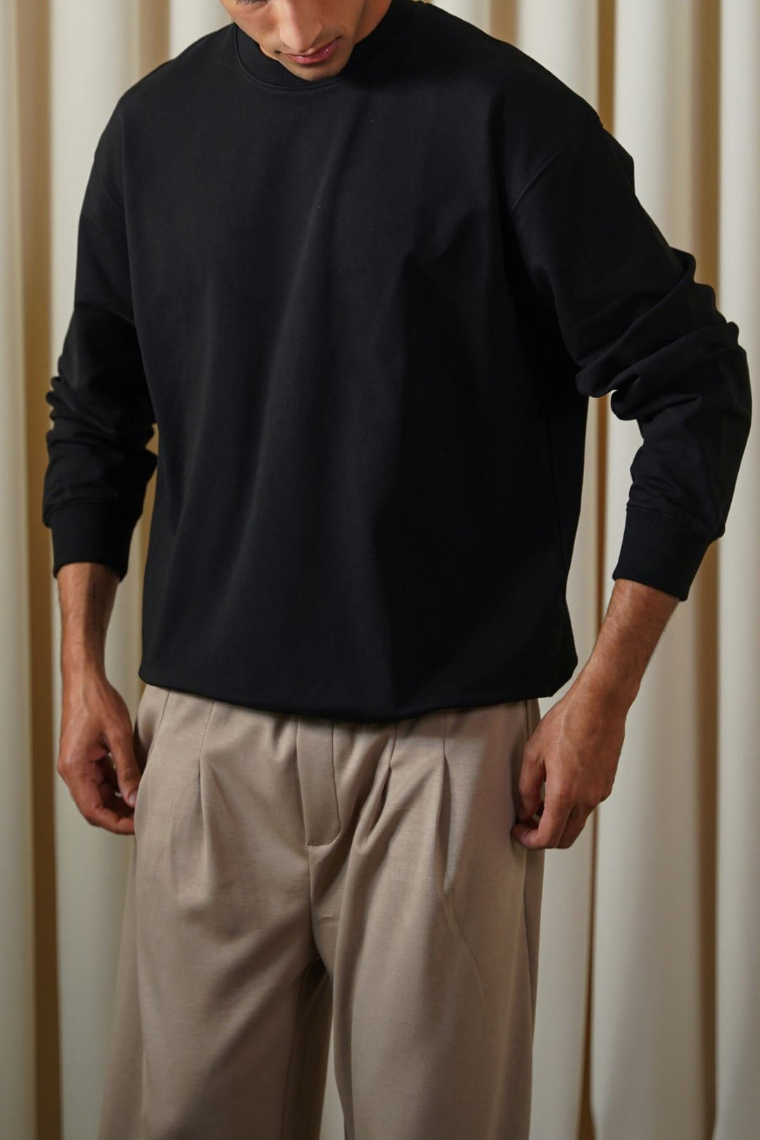 BLACK CLASSIC SWEATSHIRT