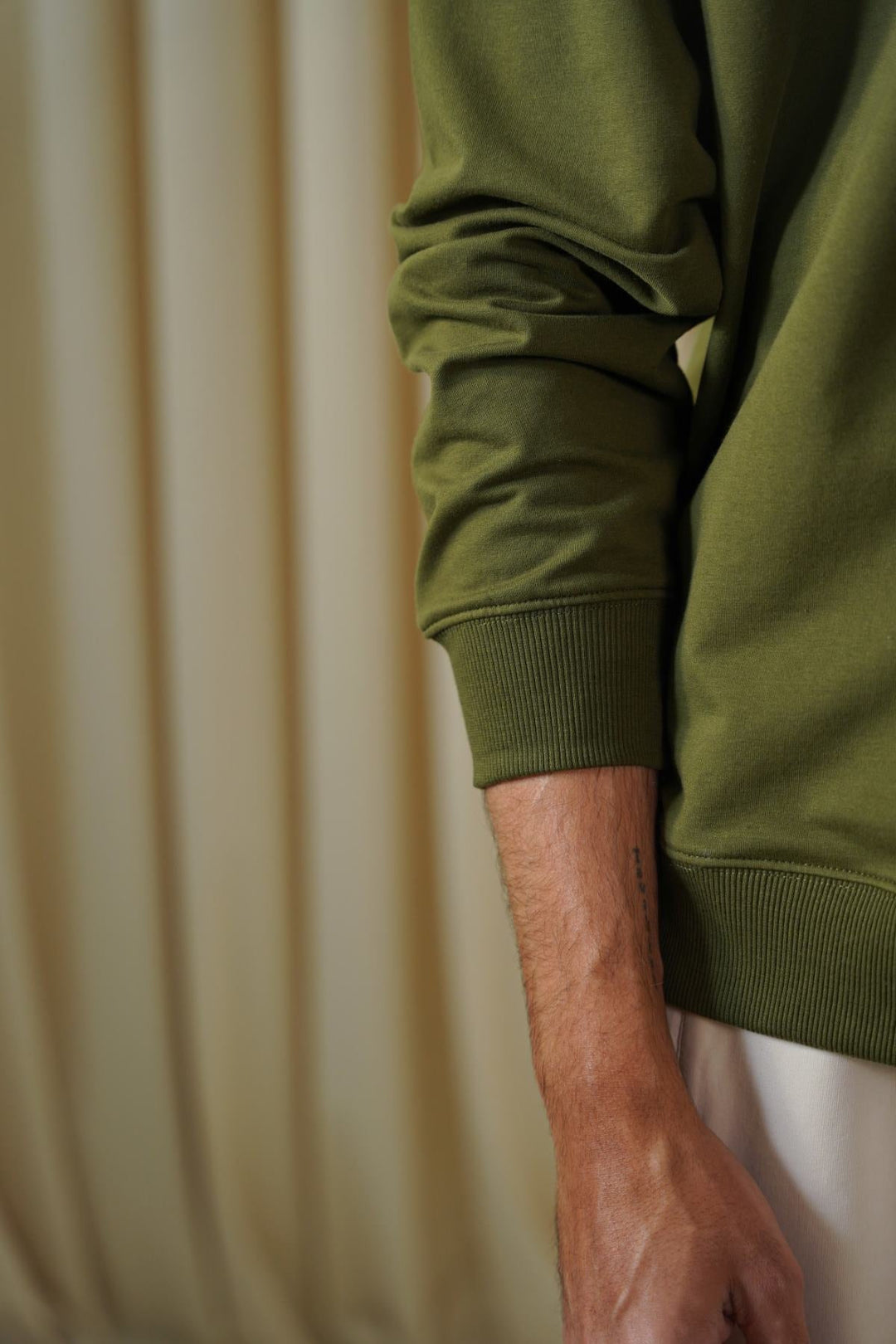 OLIVE CLASSIC SWEATSHIRT