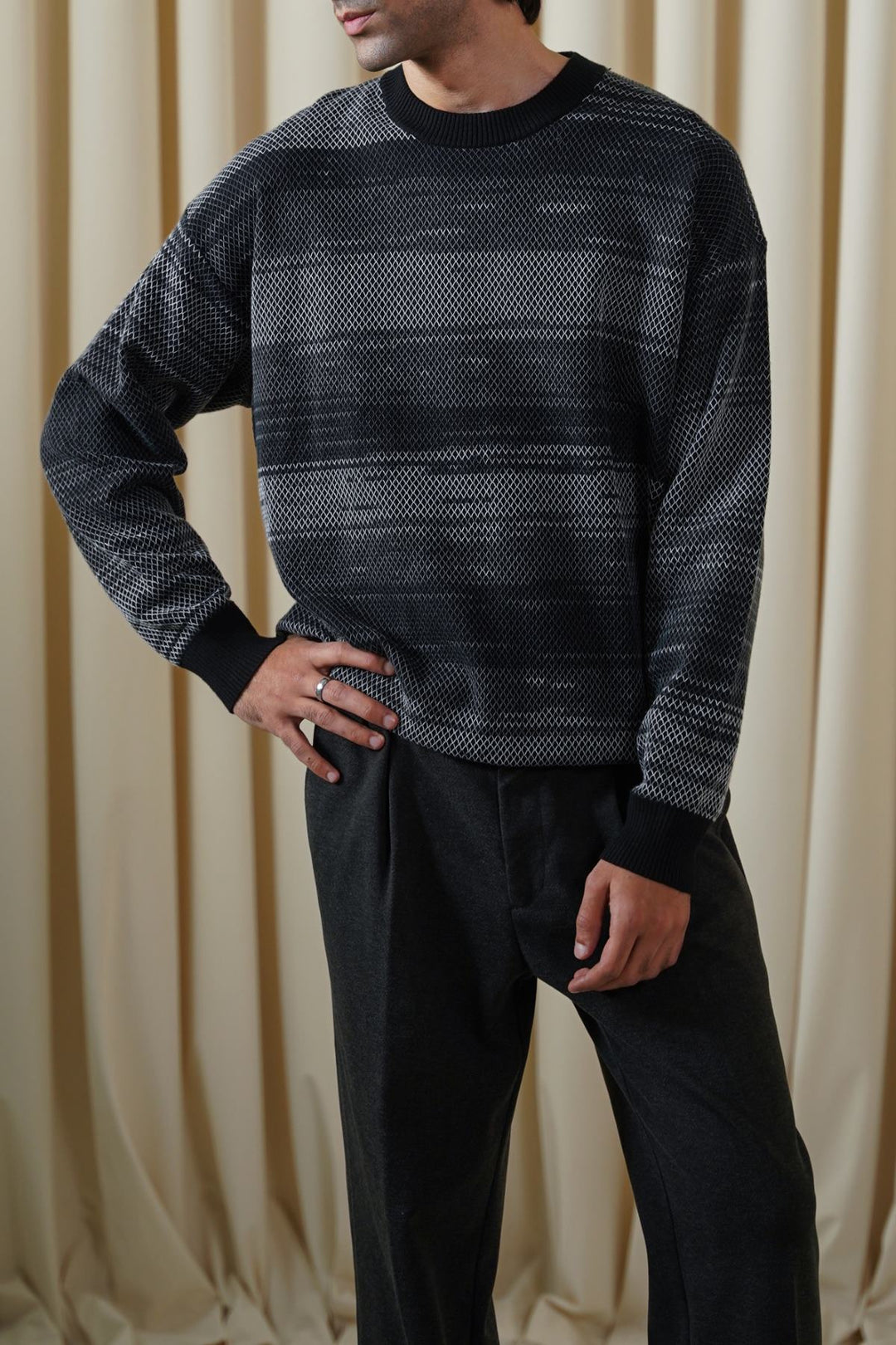 GREY BLACK GRADIENT KNIT SWEATER