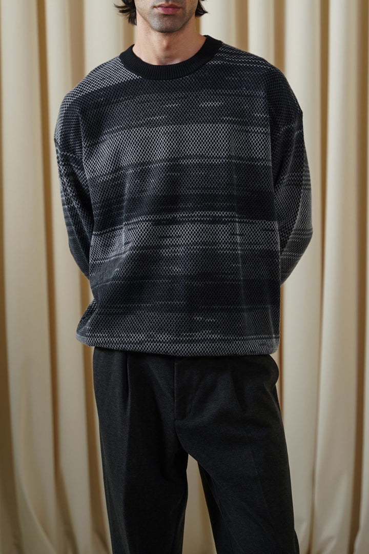 GREY BLACK GRADIENT KNIT SWEATER