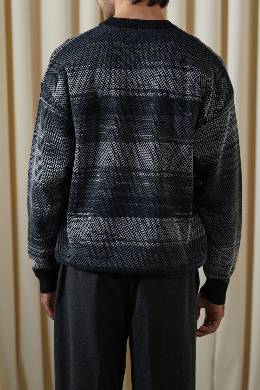 GREY BLACK GRADIENT KNIT SWEATER