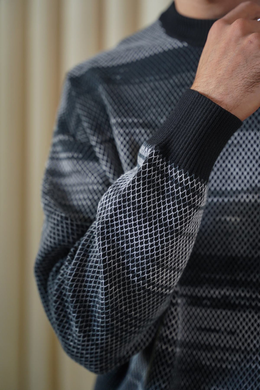 GREY BLACK GRADIENT KNIT SWEATER