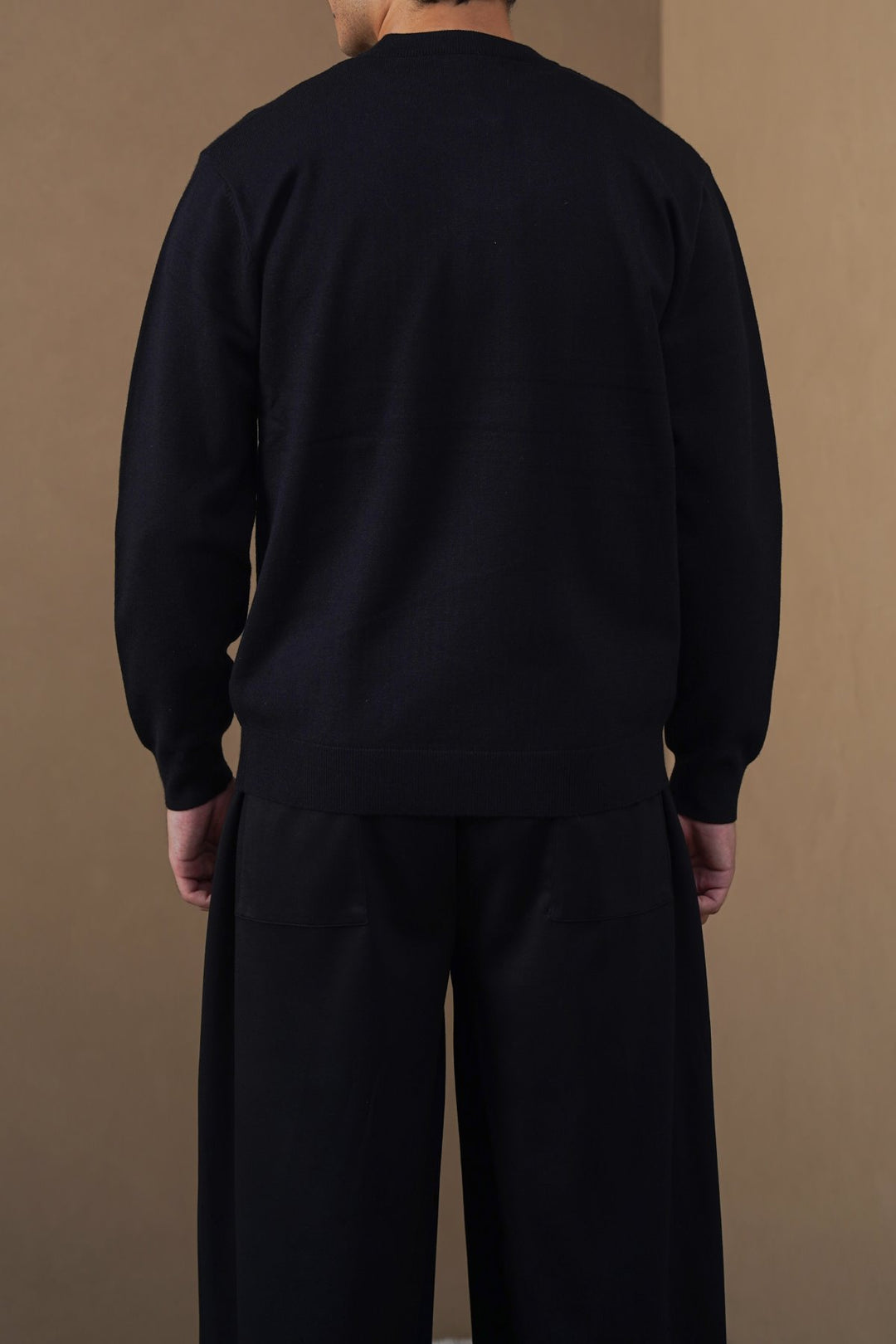 BLACK CREW NECK SWEATER