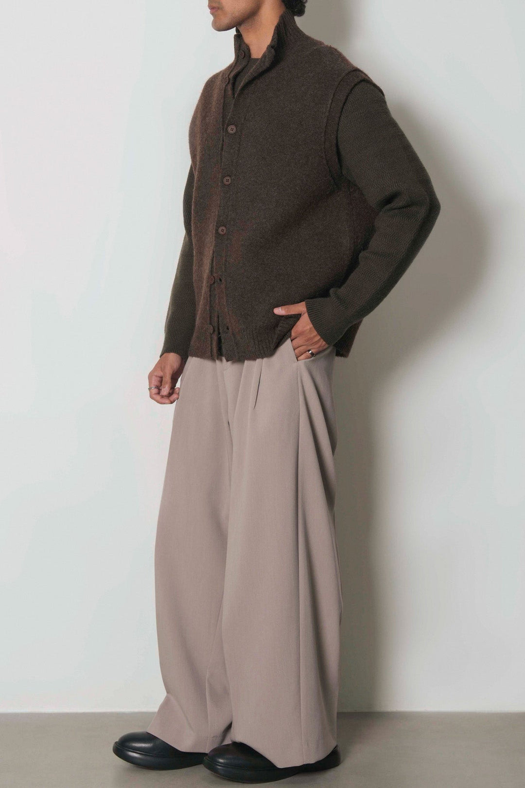 EVERYDAY ESSENTIAL
SLEEVELESS CARDIGAN