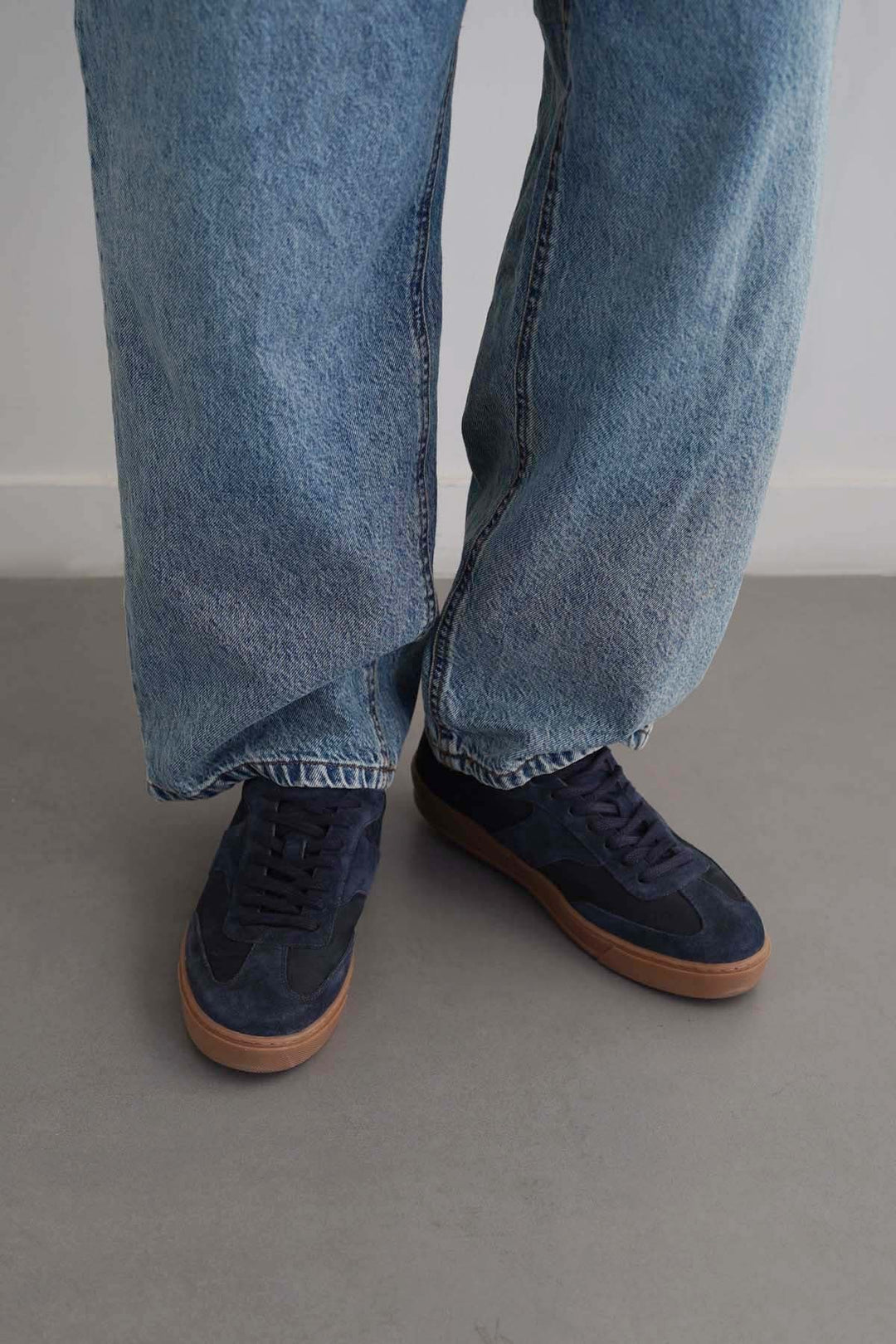 NAVY LACE-UP LEATHER SNEAKER