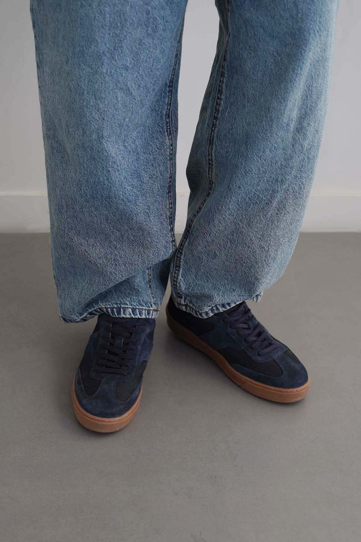 NAVY LACE-UP LEATHER SNEAKER
