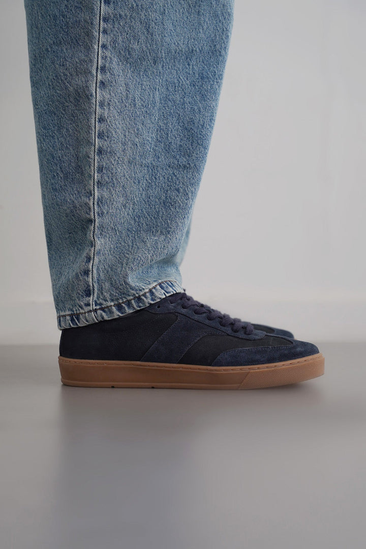 NAVY LACE-UP LEATHER SNEAKER