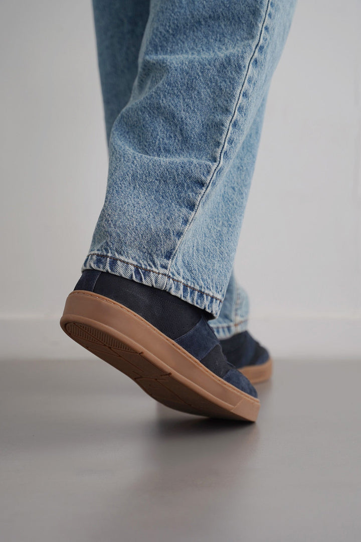 NAVY LACE-UP LEATHER SNEAKER