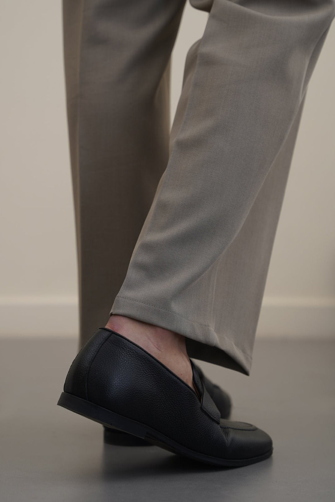 BLACK LEATHER PENNY LOAFERS