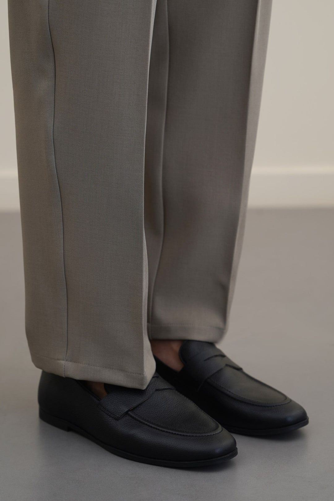 BLACK LEATHER PENNY LOAFERS