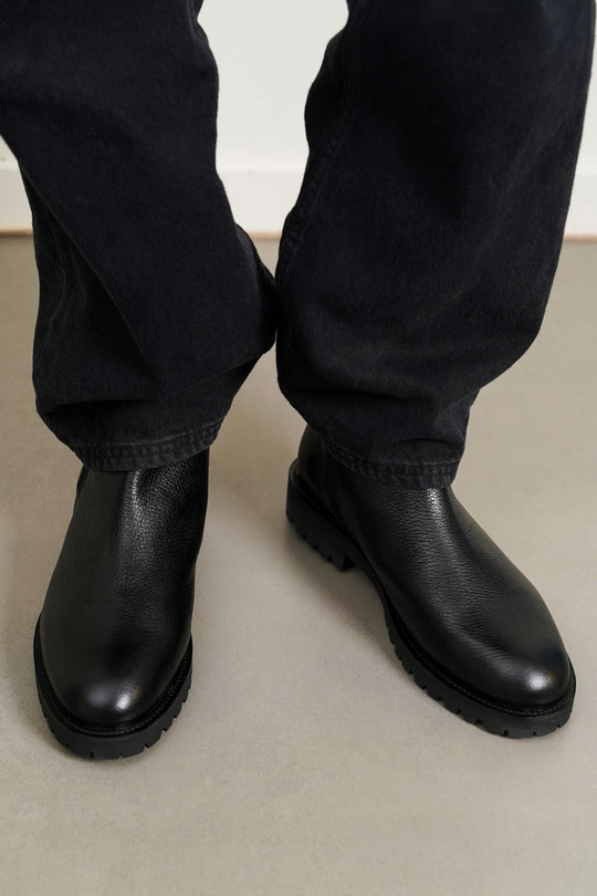 BLACK TEXTURED LEATHER CHELSEAS