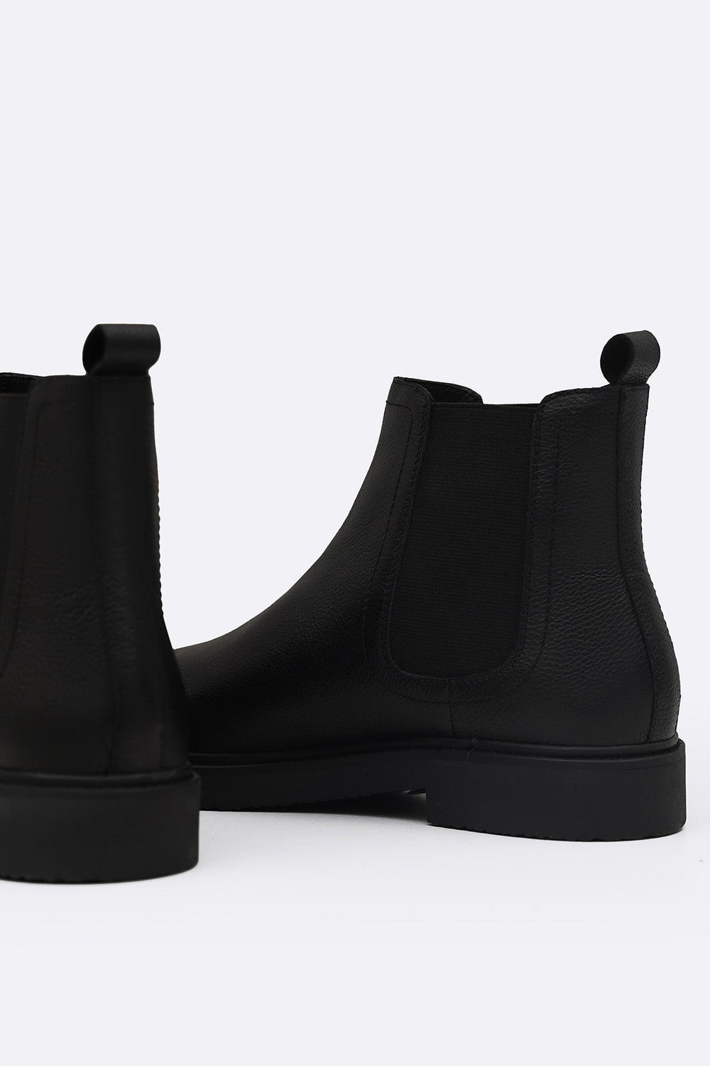 BLACK ESSENTIAL LEATHER CHELSEA BOOTS
