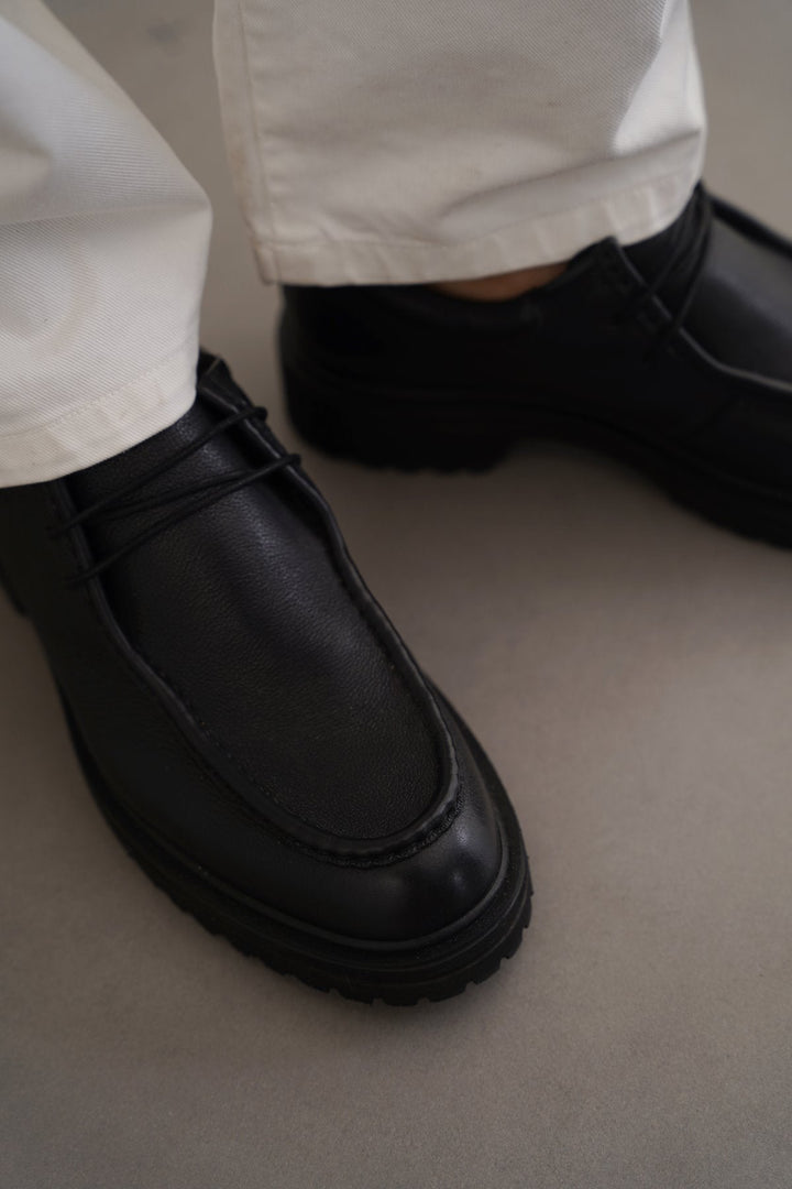 BLACK LEATHER MOC TOE SHOES