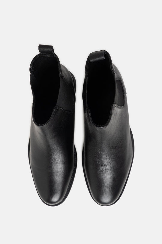 SLEEK LEATHER CHELSEAS