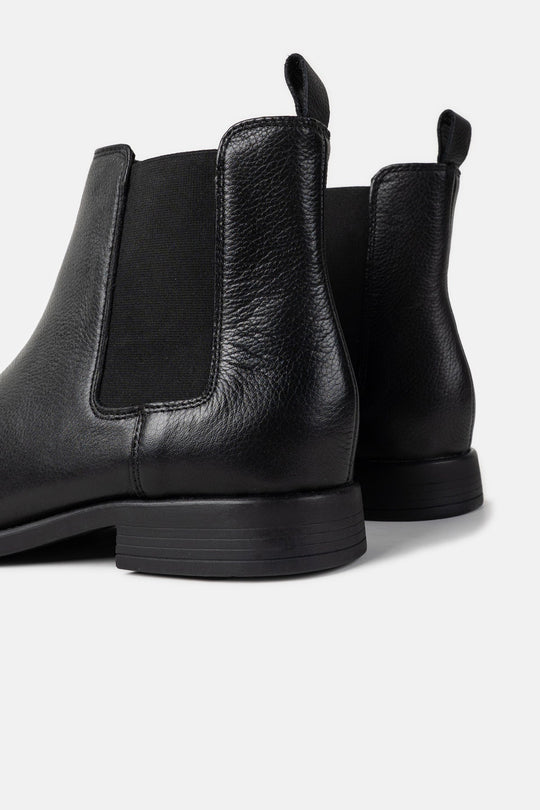 SLEEK LEATHER CHELSEAS