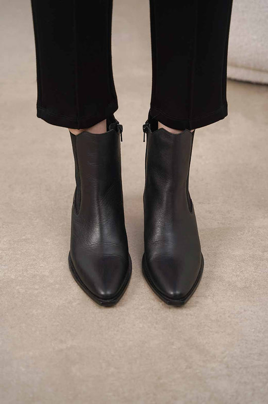 BLACK LEATHER COWBOY BOOTS