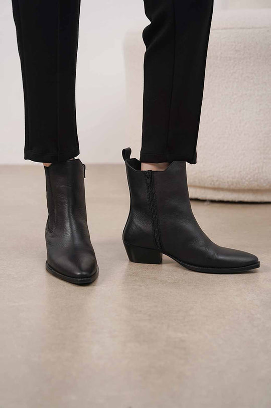 BLACK LEATHER COWBOY BOOTS