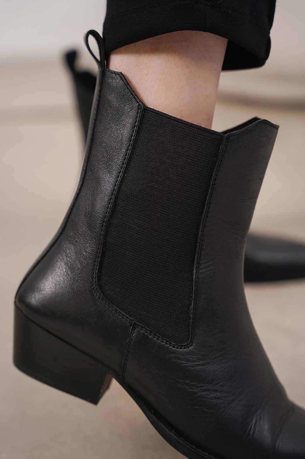 BLACK LEATHER COWBOY BOOTS