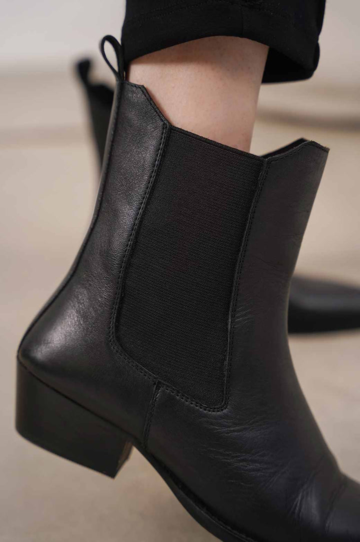BLACK LEATHER COWBOY BOOTS