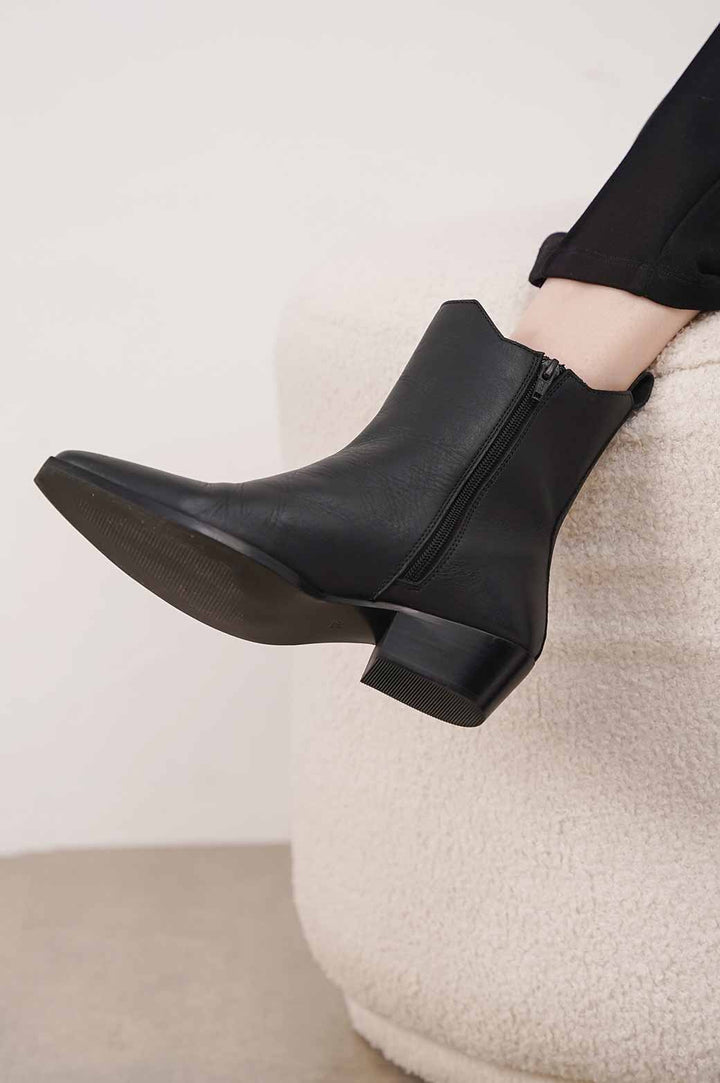 BLACK LEATHER COWBOY BOOTS