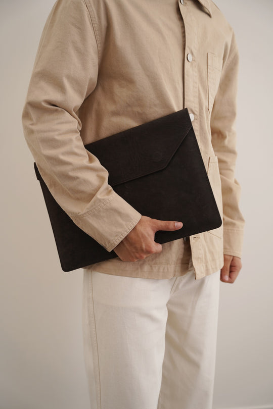 CHARCOAL LAPTOP SLEEVE IN GENUINE LEATHER