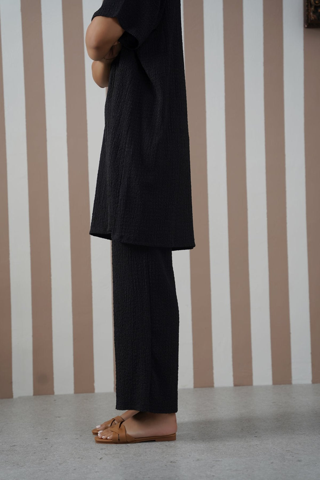 BLACK TEXTURED STRETCHY PANTS
