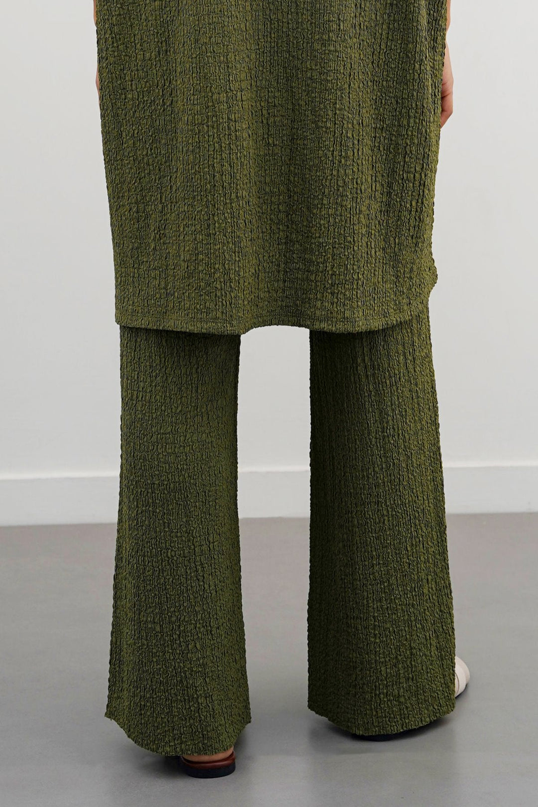 GREEN TEXTURED STRETCHY PANTS