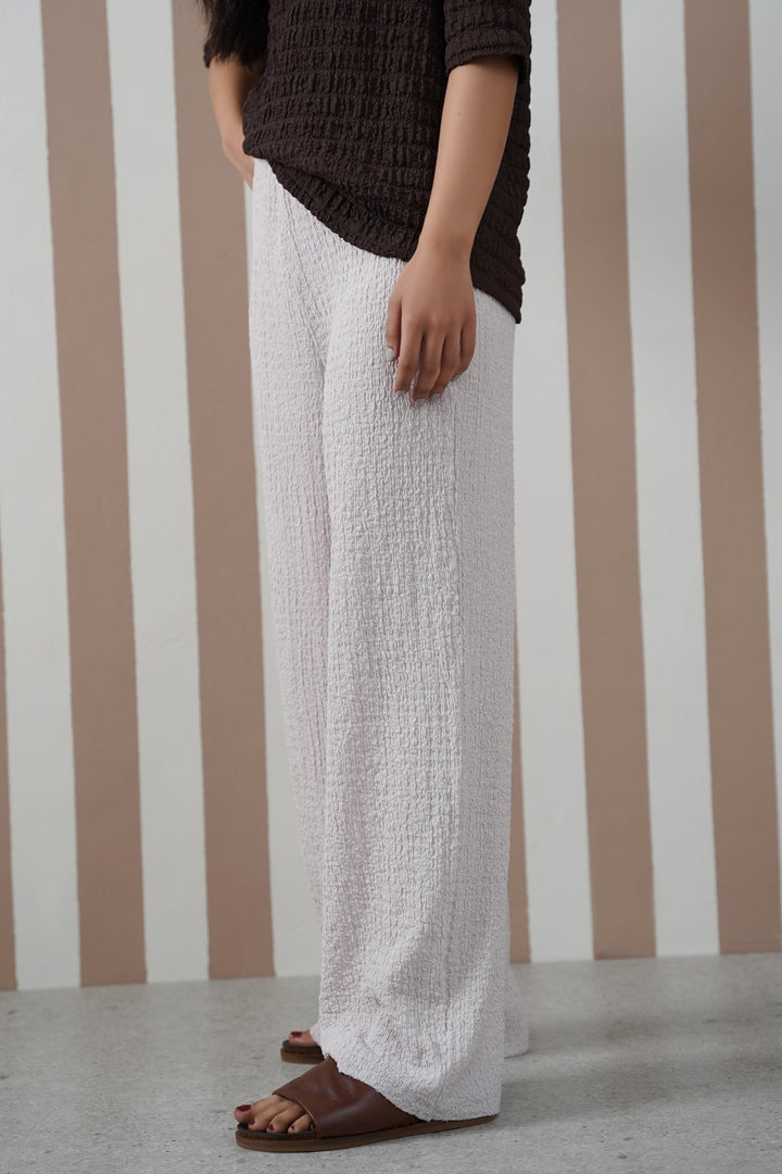 OFF WHITE TEXTURED STRETCHY PANTS