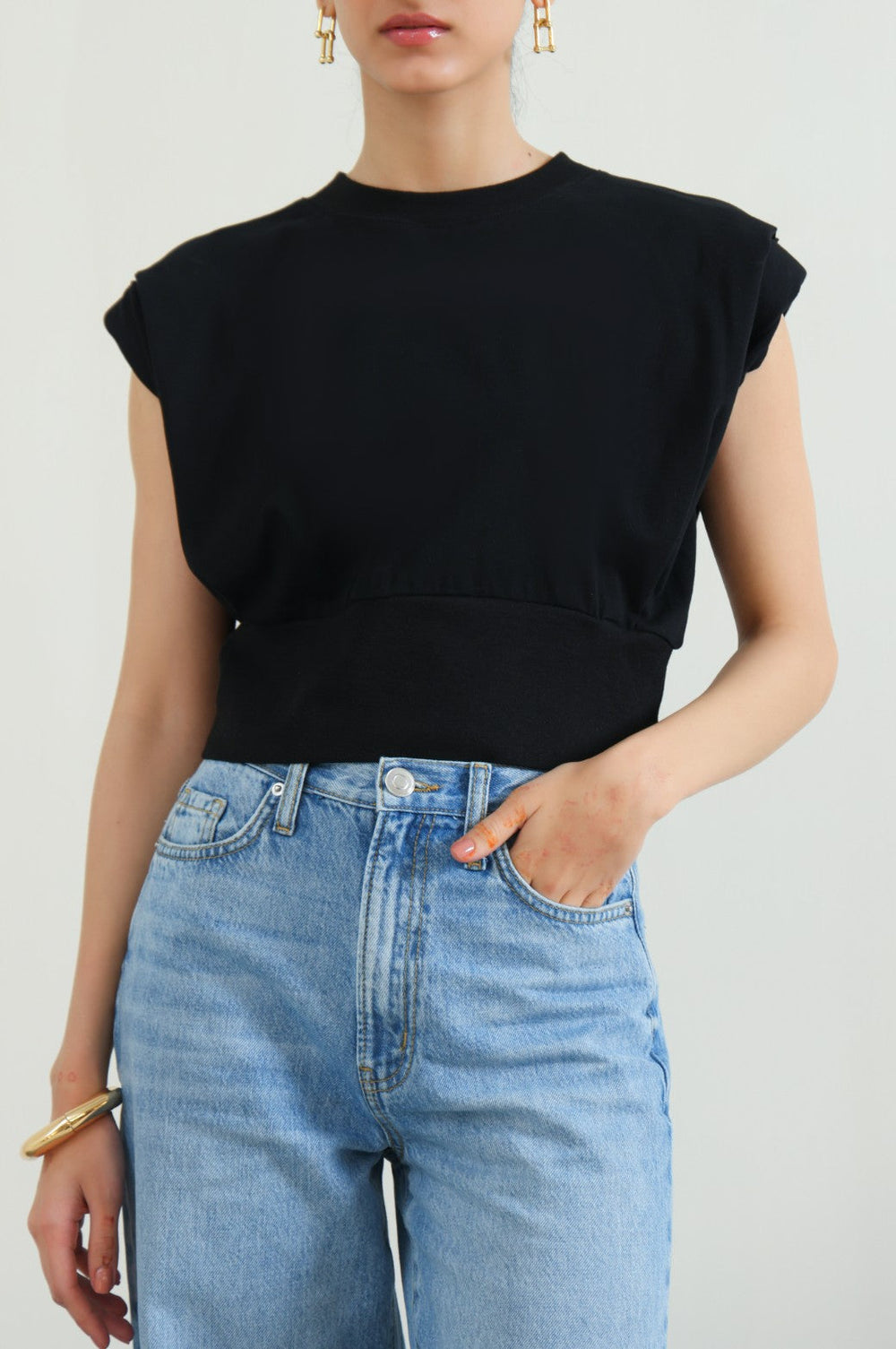 BLACK CROPPED SHOULDER T-SHIRT