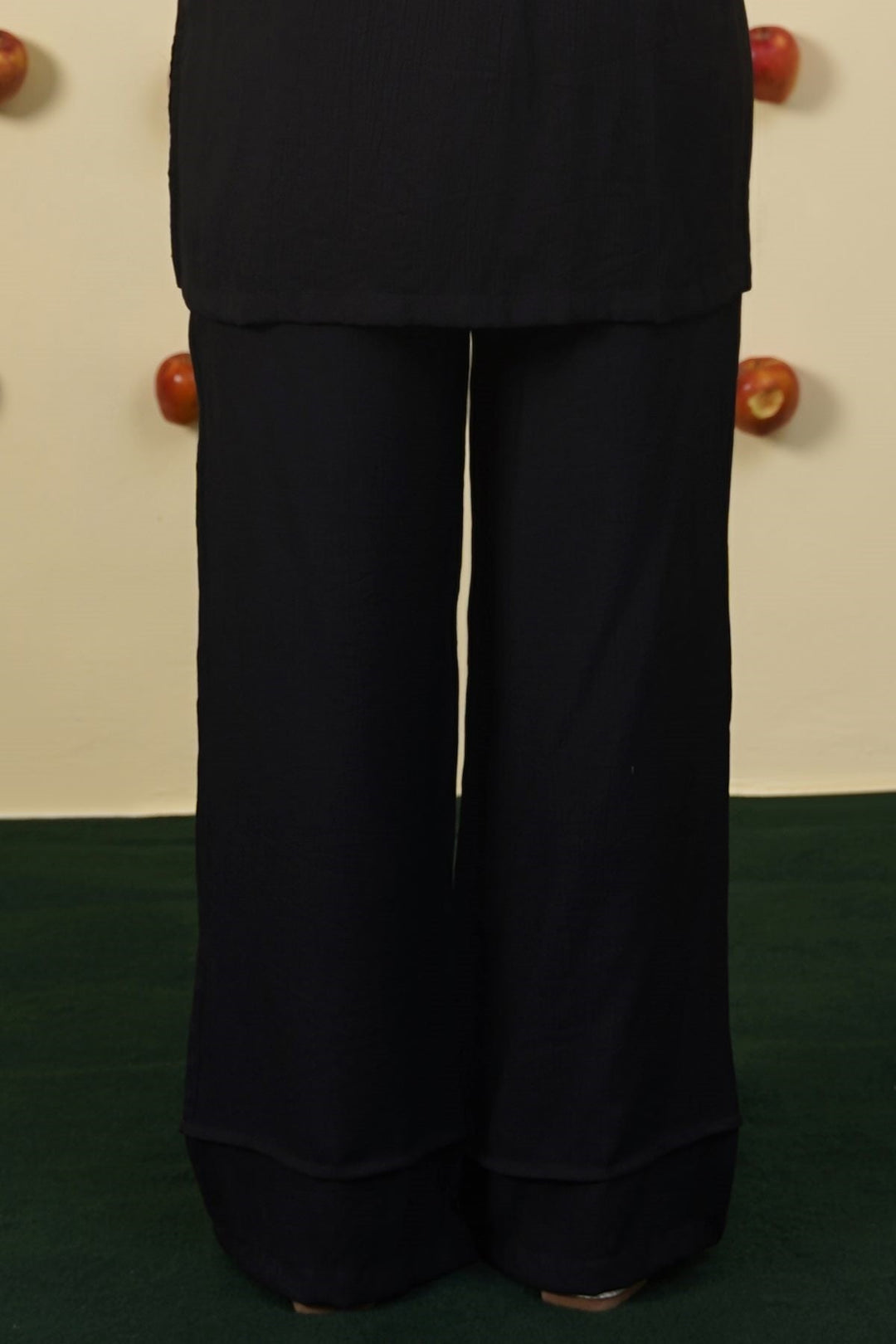 BLACK FLOWY TEXTURED PANTS