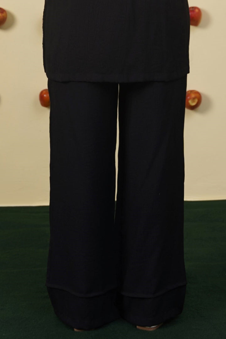 BLACK FLOWY TEXTURED PANTS