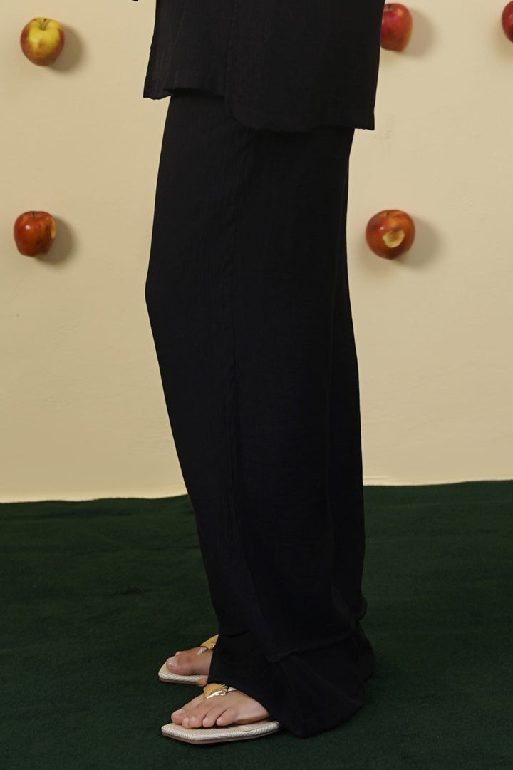 BLACK FLOWY TEXTURED PANTS