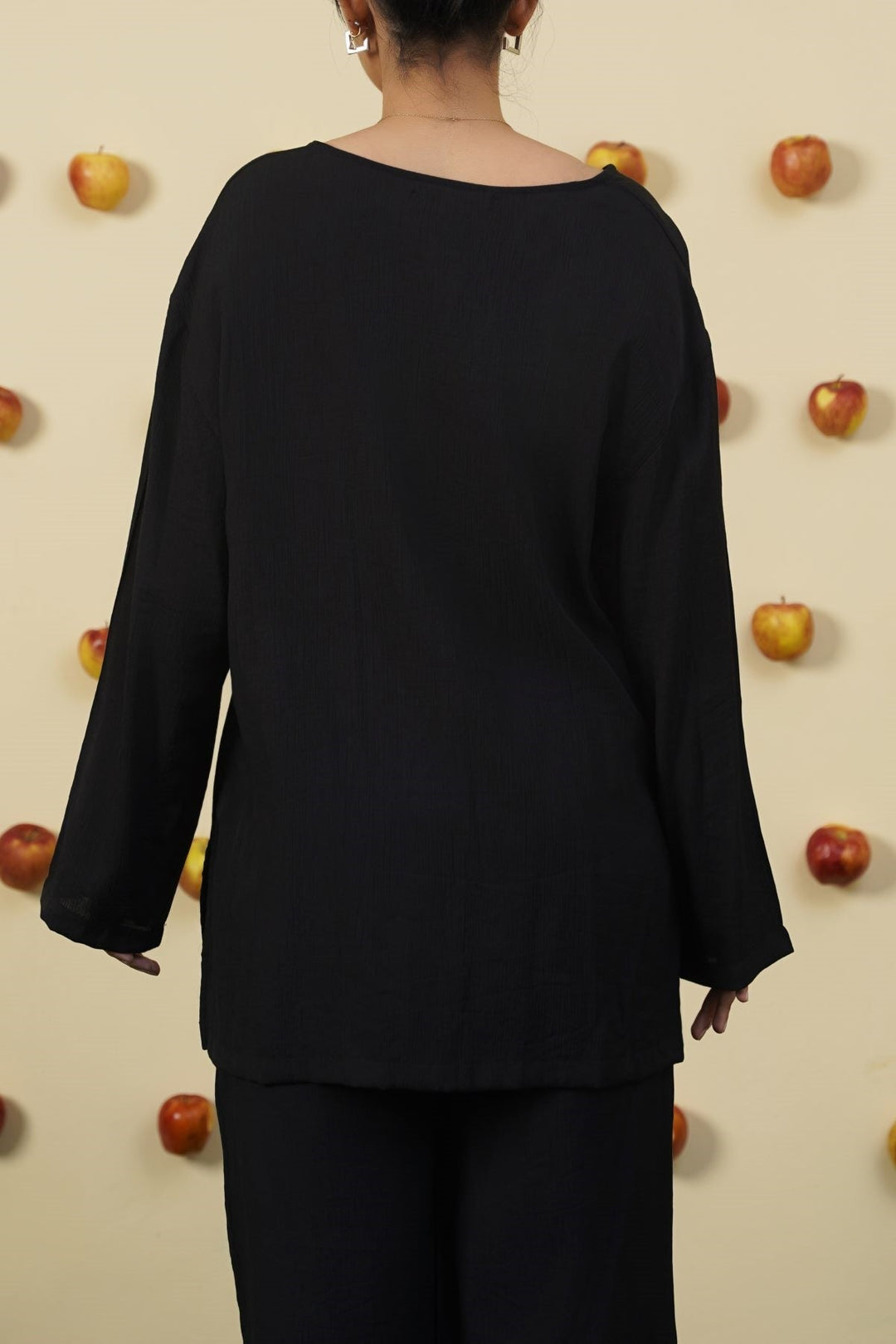 BLACK FLOWY TEXTURED BLOUSE