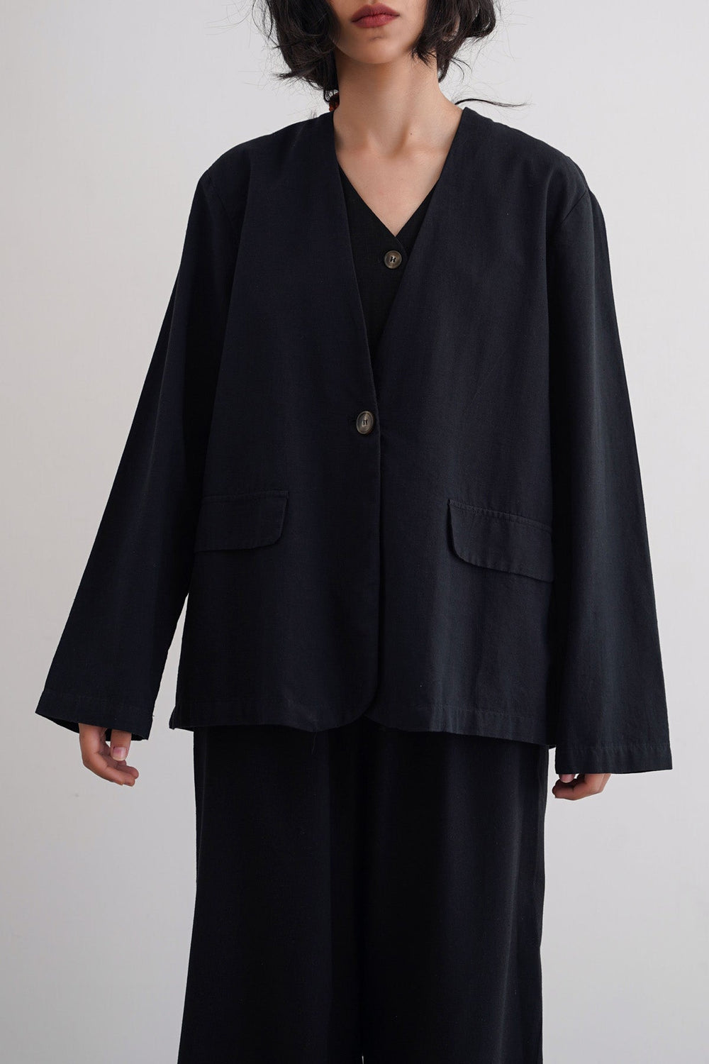 BLACK COLLARLESS LINEN BLAZER